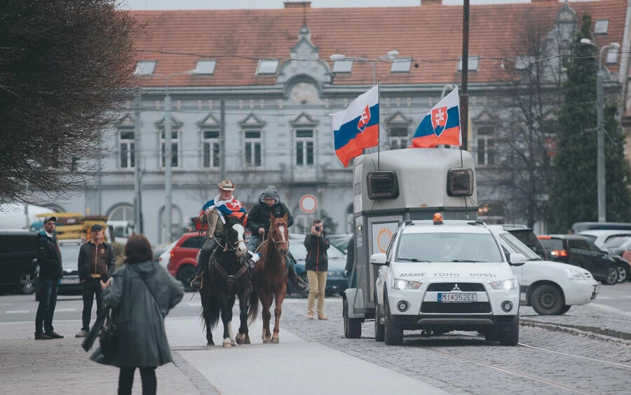 Kassán is megálltak. Dél-szlovákiai városokat is érintenek Pozsonyba menet, és aláírásokat gyűjtenek a tiltakozó gazdák