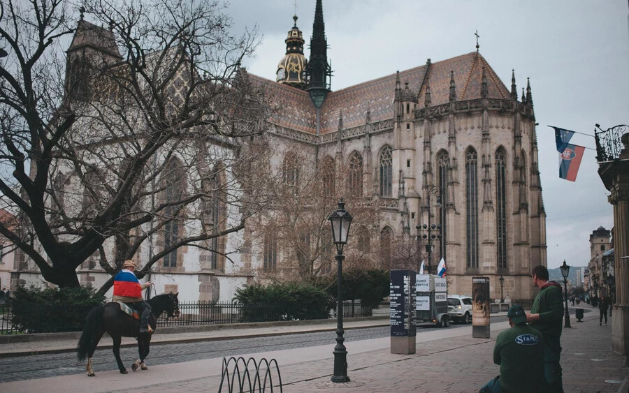 Kassán is megálltak. Dél-szlovákiai városokat is érintenek Pozsonyba menet, és aláírásokat gyűjtenek a tiltakozó gazdák