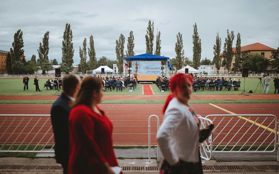 Az ünnepélyes ceremóniát az egyetem Watson utcsai Slávia Stadionjában tartották meg