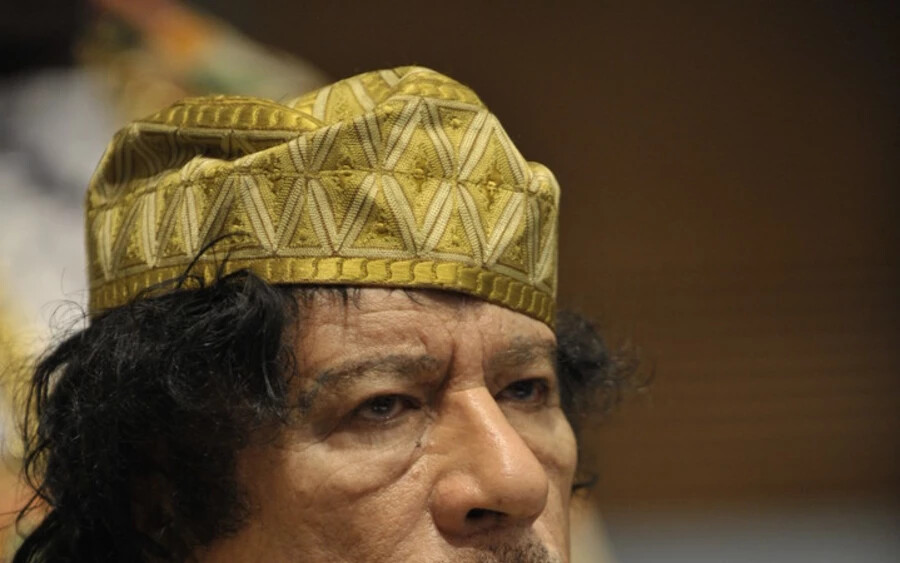 Moamer Kadhafi negyvenegy évig volt Líbia vezetője, 1986-tól 2011-ig számos bombamerényletet kíséreltek elkövetni ellene. Végül a Misrata nevű militista csoport végezte ki Kadhafit. Kép: hu.wikipedia.org