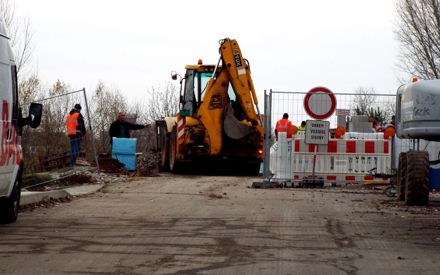 Elkészül az új betonfelület, ha marad az enyhe idő