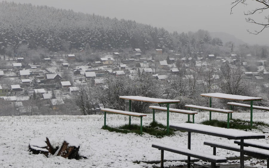  Vasárnapról hétfőre még hidegebb lesz, ami miatt Szlovákia egész területén havazni fog. „Fel kell készülni arra, hogy a vasárnap érkező havazás kaotikus helyzetet okozhat" – tette hozzá a portál.