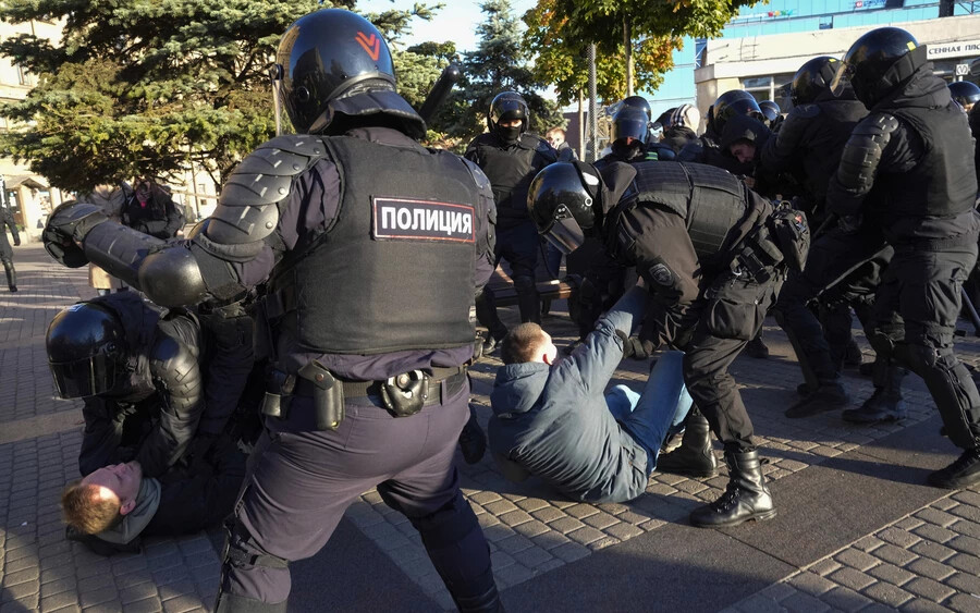 Az oroszországi Mahacskala városban a rendőrség több mint 100, a mozgósítás ellen tiltakozó tüntetőt vett őrizetbe. A szervezők azonban további tiltakozásokra szólítanak fel, és arra kérik az embereket, hogy azokról a területekről jöjjenek, ahol áthalad a vasút. Azt követelik, hogy a rendőrség engedje szabadon a hétvégén őrizetbe vett embereket, különben  elkezdik a vonalak blokkolását. 