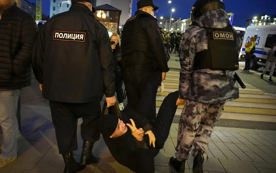 KÉPEK: Százakat vettek őrizetbe a mozgósítás elleni tüntetéseken Oroszországban