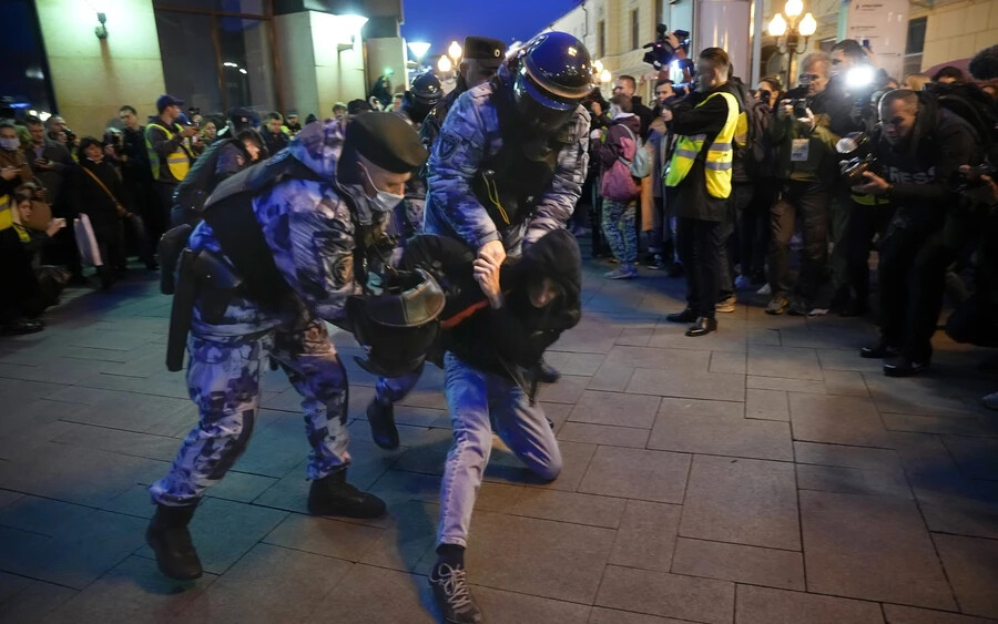 KÉPEK: Százakat vettek őrizetbe a mozgósítás elleni tüntetéseken Oroszországban