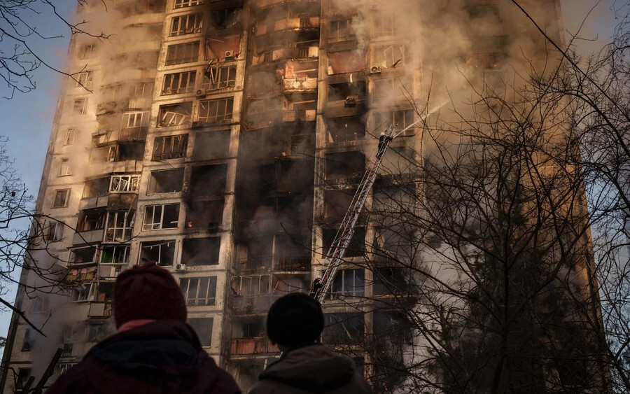 Tűzoltók oltják a lángokat egy rakétával eltalált kijevi lakóházban kedd reggel