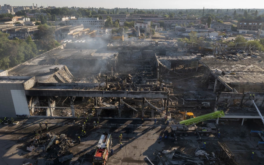 Az első narratíva szerintük az, hogy az oroszok lassan, de biztosan ledarálják az ukrán védelmi vonalakat Donyeck és Luhanszk térségében. Ebben a tekintetben Ukrajna szinte kimerült, jelentős emberi és anyagi veszteségeket szenvedett. Az egyetlen ésszerű lépés tehát az lenne, ha valamilyen megállapodásra törekedne, mielőtt a rossz helyzet súlyosbodna.