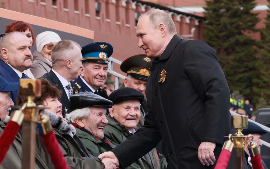 Putyin egy olyan országot hagyna maga után, amely változásra vágyik. A mítosz, miszerint Oroszország katonai szuperhatalom, az invázióval megdőlt. Oroszország szegényebb, gyengébb, és valószínűleg Kína kliensállamaként végzi – írja a hetilap. 