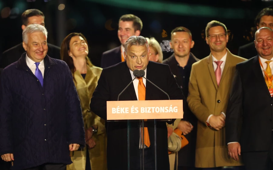 Orbán Viktor győzelmi beszéde képekben