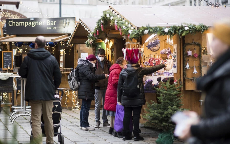  A vásárban felállítják a hagyományos karácsonyfát is, amelyet a Fő téren tekinthetnek meg a látogatók. A szervezet szerint a rendezvény nemcsak a karácsony, hanem az „emberi összetartozás” jelképe is. 