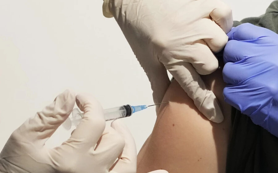 A Pfizer/BioNTech pénteken adta be kérelmét az EMA-hoz az új, frissített megerősítő vakcina elfogadásáról, amelyet az omikron BA.4 és BA.5 variánsok ellen fejlesztettek ki. 