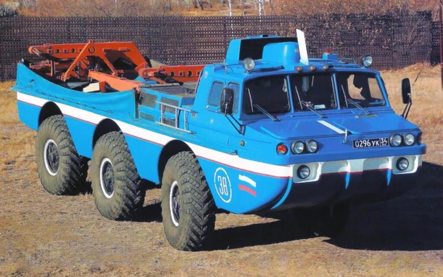 ZIL 49061 avagy Blue Bird. A 9 méteres óriás 80 km/h -val képes haladni és még ma is szolgál az orosz űrprogramban.  Mindegyik kereke külön van felfüggesztve és még a vízben is képes haladni.