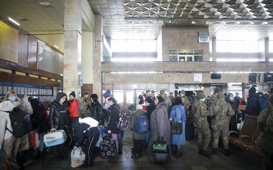 VIDEÓ + GALÉRIA: Tudósítónk jelenti Ukrajnából – sok menekült vár a csapi vasútállomáson arra, hogy elhagyhassa Ukrajnát