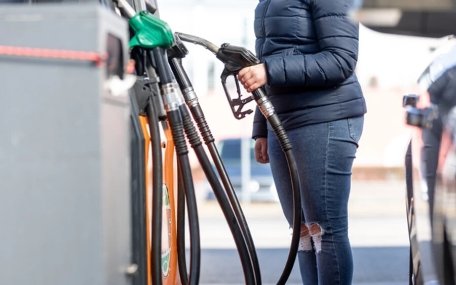 Az elmúlt tizennégy napban már átlagosan tizenegy centet emelkedett a benzin ára. Az autósok jelenleg literenként egy euró 61 centet fizetnek érte.
