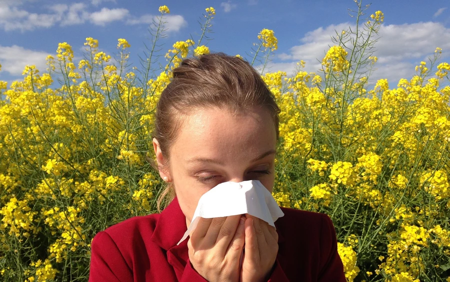 A harmadik tipp a helyes táplálkozás. A megfelelő táplálkozás nemcsak az általános egészségi állapotunkat javítja, hanem segíthet az allergiás tünetek enyhítésében is. Az antioxidánsokban gazdag élelmiszerek, mint a zöldségek, gyümölcsök és a diófélék, segíthetnek az allergiás tünetek enyhítésében.