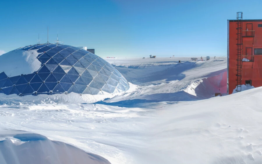 Amundsen–Scott déli-sarki kutatóállomás: Az itt élő emberek évente csupán egy napfelkeltét és egy naplementét látnak. Talán ez is hozzájárul ahhoz, hogy ez legyen a világ egyik leghidegebb helye. Az itt mért rekord -82 fok volt.