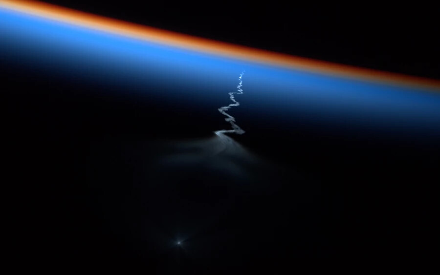 Később kiderült, hogy valóban nem angyal látható a képen, hanem a Szojuz indítását sikerült lefotóznia az űrhajósnak. A Szojuz szeptember 21-én indult el a Nemzetközi Űrállomás felé, a fotó pedig megérkezése előtt néhány órával készült.
