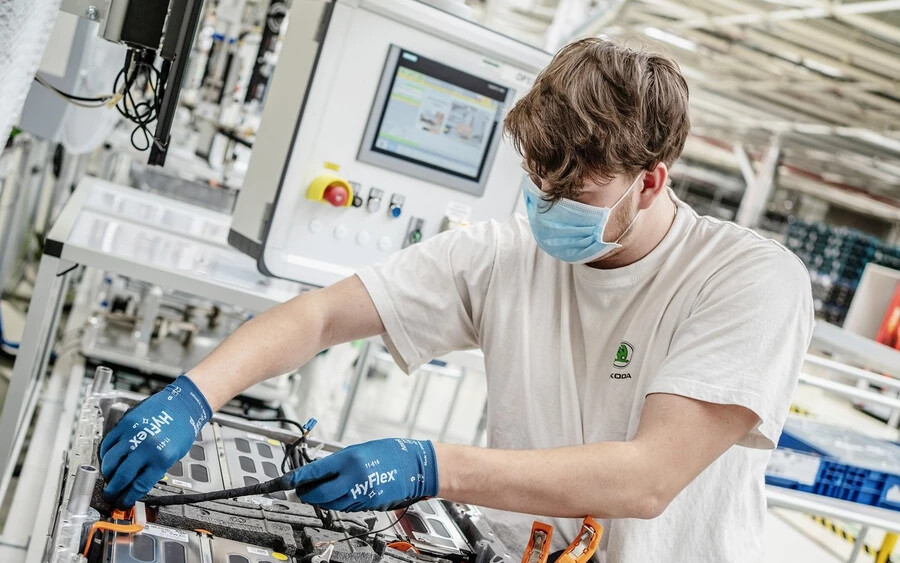 A Škoda a gyártás során is a hosszú távú fenntarthatóságra törekszik, ennek megfelelően megújuló forrásokból származó villamosenergiát kíván alkalmazni. Mivel az akkumulátorokat közvetlenül Mladá Boleslavban, a gyárban állítják elő, rövidül a szállítási idő. 