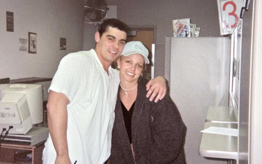 Az énekesnő exe az Instagramon keresztül próbálta közvetíteni az esküvőt, hülyeségnek nevezve az egész eseményt. Elmondta a nézőknek azt is, hogy Britney az ő egyetlen felesége, és minden lehetséges módon megpróbálja majd meghiúsítani az esküvőt. Britney ügyvédje, Mathew Rosengart szerint börtönbe kéne zárni Alexandert. 