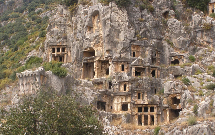 Barlangtemplomok, Törökország: Kappadókia területén számtalan templomot építenek különféle kőstruktúrákba. A legszebbeket a Göreme Nemzeti Parkban találhatjuk, melyek legalább 60 templomnak adnak otthont. Az itteni barlangok már a Római Birodalom idején is temetkezési helynek számítottak.