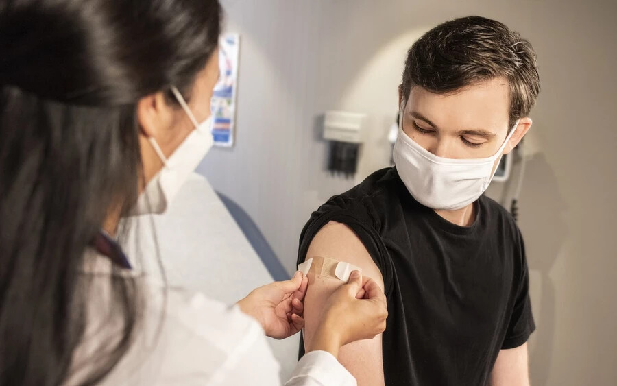 Pavelka azt tanácsolja, aki teheti, igényelje a koronavírus elleni védőoltás negyedik adagját, mivel a vizsgálatok azt mutatják, hogy a vakcinációból adódó védettség nagyjából három hónapig tart, ezután fokozatosan csökken.