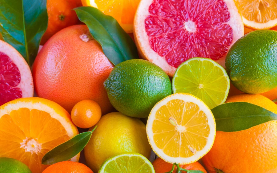 Citrusfélék: Egy kutatás, melyet 101 japán nővel végeztek, kimutatta, hogy a citromlé fogyasztása rendszeres sétával kombinálva segített a szisztolés vérnyomás csökkentésében. Ezt a tulajdonságot a tudósok a citrusfélék sajátos savainak, valamint flavonoidjainak tulajdonítják.