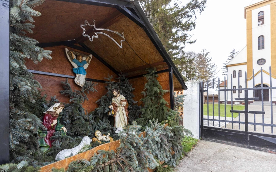 KÉPGALÉRIA: Így pompáznak a karácsonyi betlehemek Csallóköz városaiban és falvaiban