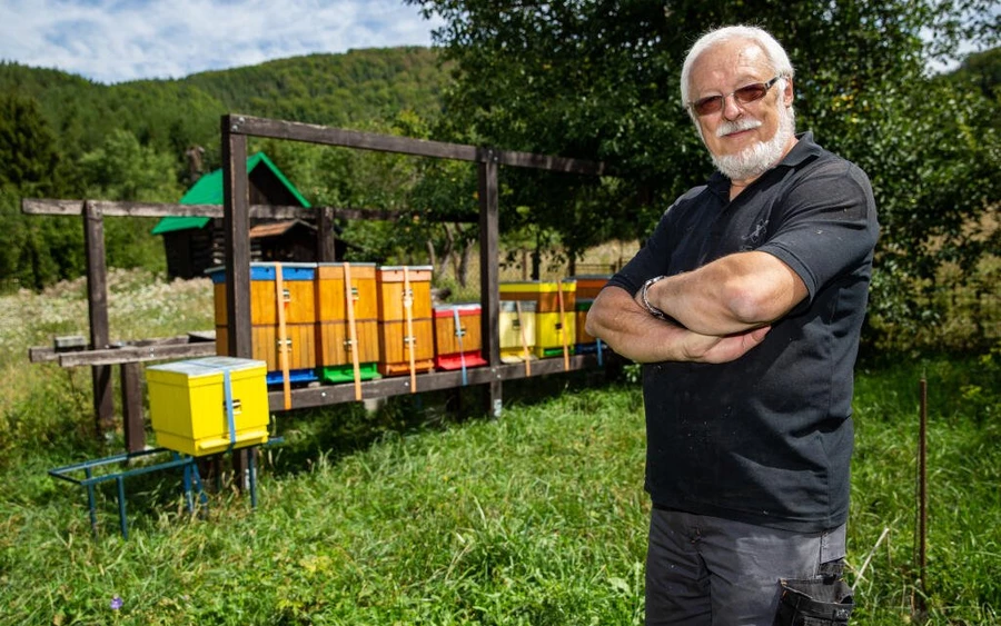 A medve az elsők között kezdte látogatni a házaspár udvarát. A kutyáknak köszönhetően azonban a fenevad kevesebb háziállatot öl meg az ő udvarukban, mint a szomszédokéban.