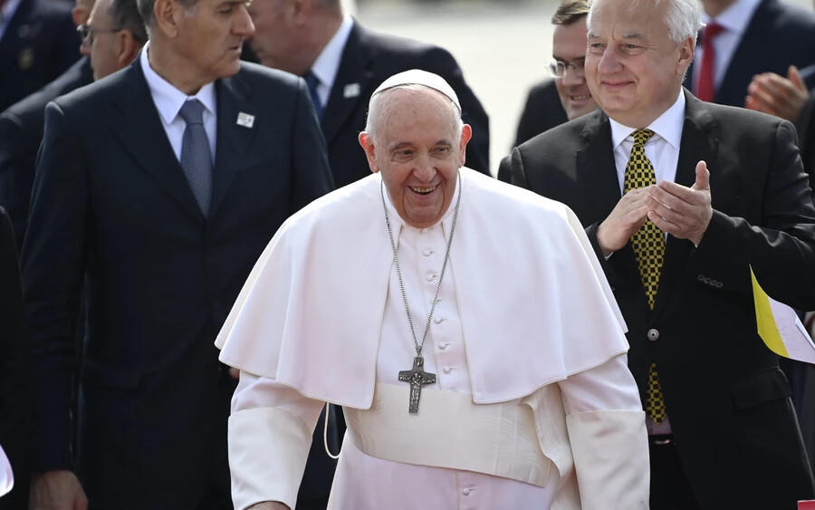 Megérkezett Ferenc pápa Budapestre (FOTÓK)