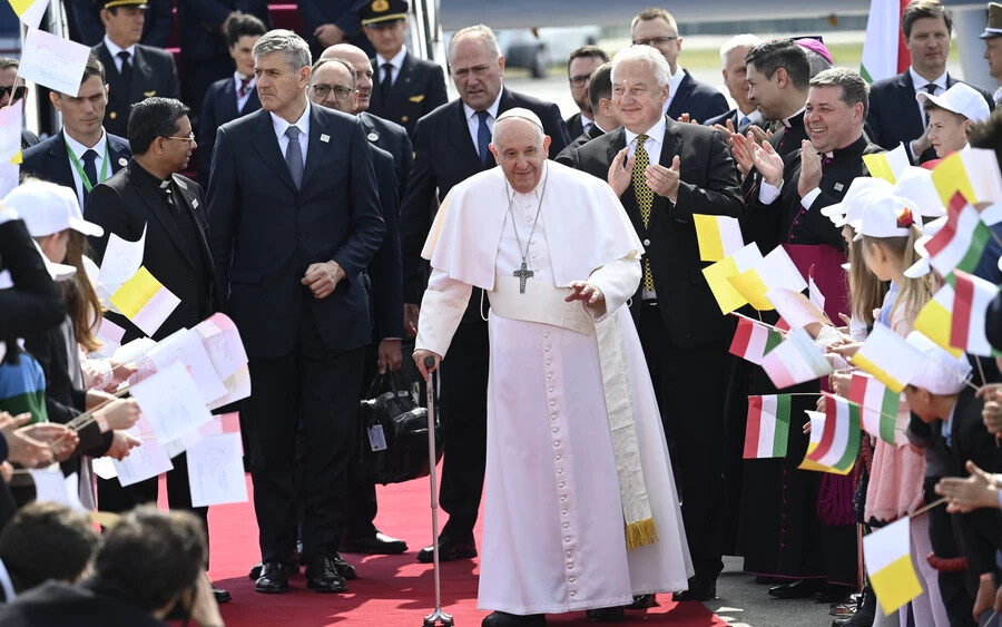 Megérkezett Ferenc pápa Budapestre (FOTÓK)