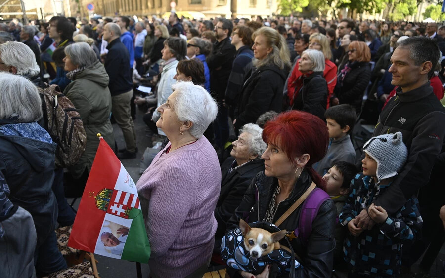 Óriási tömeg köszöntötte Ferenc pápát Budapesten (FOTÓK)