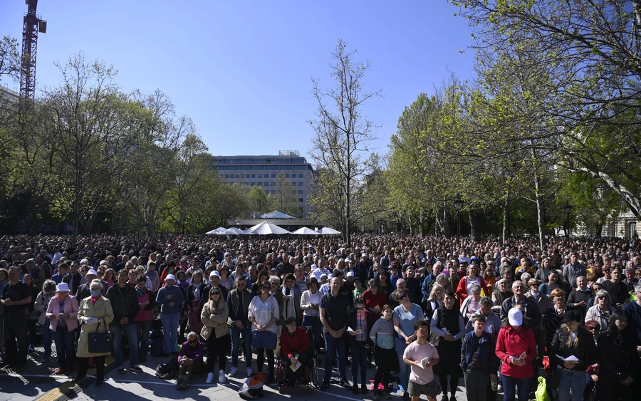 Óriási tömeg köszöntötte Ferenc pápát Budapesten (FOTÓK)