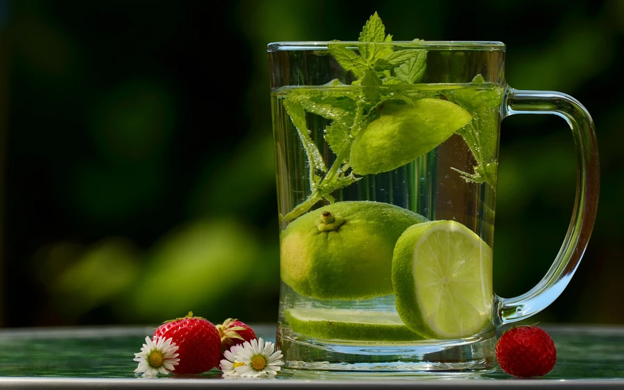 Citrusfélékkel ízesített víz – Az ízesített víz egy egészséges alternatíva az édesített üdítőitalokhoz képest. A citrusfélék, mint a citrom vagy a narancs, C-vitaminban gazdagok, amelyek segíthetnek az anyagcserében és a fogyásban.