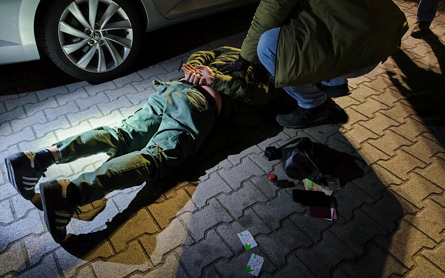 VIDEÓ: Nagyszabású drograzziát tartott a magyar és szlovák rendőrség – Csallóközben és Magyarországon is terítették az anyagot