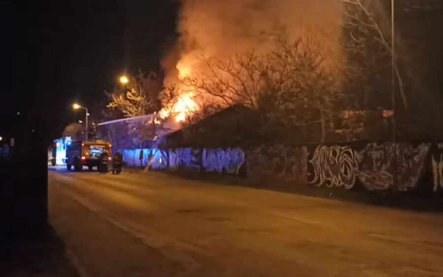 A Trávna utcán sűrű füst gomolygott, az épületben hatalmas lánggal égett a tűz. 