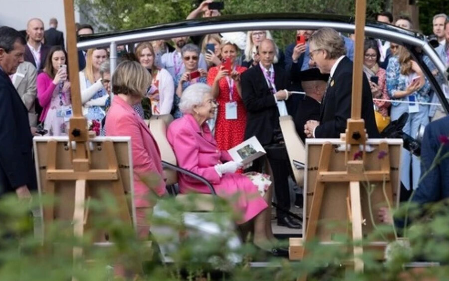 Úgy tűnik, a brit királynő erőt gyűjtött ahhoz, hogy egyetlen nyilvános eseményt se hagyjon ki a platina jubileumi ünnepségei alatt. Erzsébet most is jókedvű volt, bár kissé soványnak tűnt.