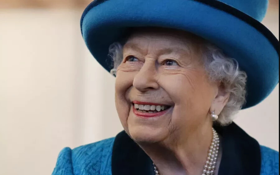 Gyles Brandreth: The Queen: Elizabeth – an intimate portrait című biográfiájában több forrás is azt állítja, hogy a  királynő élete utolsó hónapjaiban egy rendkívül fájdalmas ráktípussal küszködött.