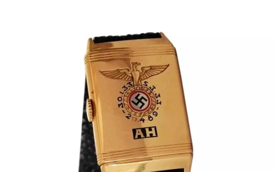 Először árverezik el Adolf Hitler arany karóráját. A náci diktátor testre szabott luxus kiegészítőjét, amelyet 1933-ban a náci párttól kapott, az Alexander Historical Auctions aukciós cég kínálja fel.