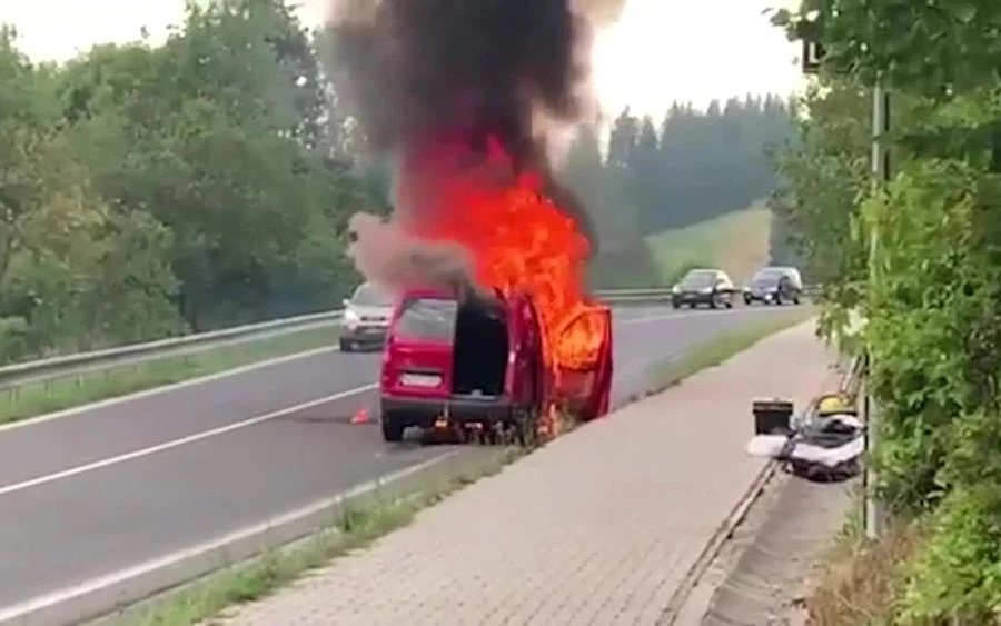 FOTÓK: Menet közben gyulladt ki egy autó, a bent utazók majdnem meghaltak!