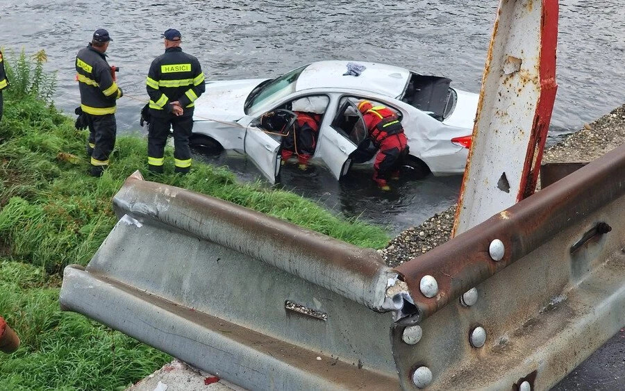 BALESET: Hídról a folyóba zuhant egy autó, a sofőr elmenekült a helyszínről (FOTÓK)