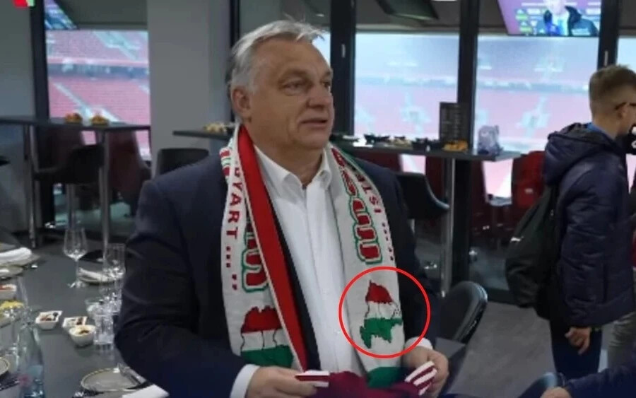  Orbán Viktor magyar miniszterelnök még november 20-án mutatkozott az ominózus sálban, amellyel több román, szlovák és ukrán diplomatánál is kiverte a biztosítékot. Ivan Štefanec (KDH) európai parlamenti képviselő szerint az ilyen szimbólumoknak nincs helyük. 