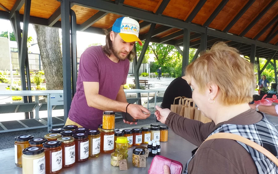 Mézek, zöldségek, tészták és egyéb finomságok is szerepelnek a termékkínálatban