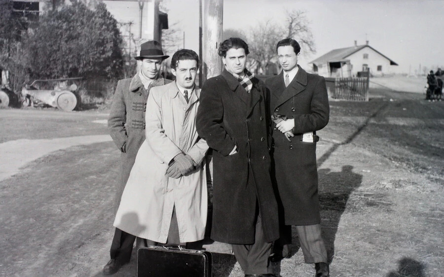 Középen Kopányi György és Mészöly Miklós írók. 1948. Fortepan / Hunyady József