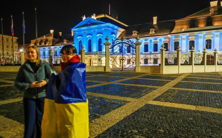 Ukrán nemzeti színekben pompázik a Slavín (FOTÓK)