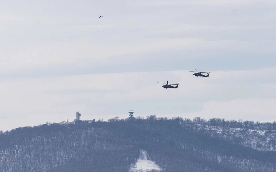 BlackHawk típusú helikopterek gyakorlatoznak Pozsony felett