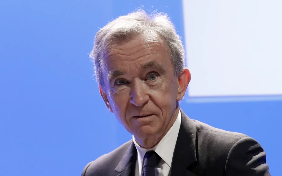 A második helyet az LVMH csoport elnöke, Bernard Arnault biztosította be, az ő számláján 187 milliárd dollár nyugszik.