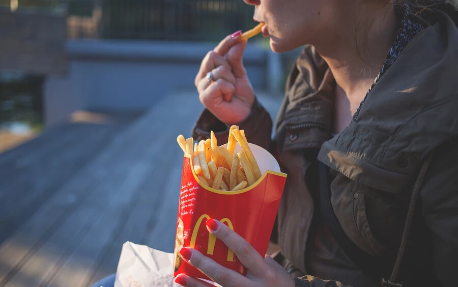 Jordan a TikTokon rámutatott, hogy a McDonald's amerikai online menüjében a sült krumpli egyik összetevőjeként a „természetes marhahús aroma” szerepel.