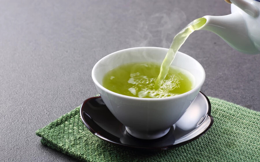 Zöld tea: Bizonyos, japán zöld teák kimondottan energizálóak lehetnek. Nem úgy, mint egy kávé, inkább hosszan, fokozatosan töltenek meg energiával. Elfáradni nem fogunk, de ne számítsunk arra, hogy kiugrunk majd a bőrünkből, mint a koffeintől.