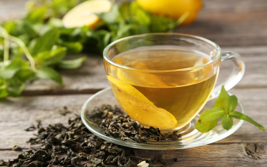 Zöld tea: Erős antioxidánsok mellett katekint is tartalmaz, ami segít megóvni a bőrt az UV-sugárzástól, emellett pedig a fogyásban is segíthet.