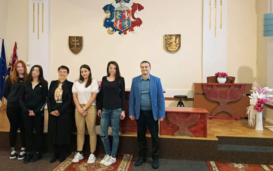 Január végén négy fiatal lányt fogadott a ruttkai (Vrútky) polgármester. A 20 éves Judit 2019-ben több mint 12 év börtönbüntetést kapott osztálytársa meggyilkolásáért. A fiatal nőt három társa kísérte el a szucsányi (Sučany) fiatalkorúak fogdájából.